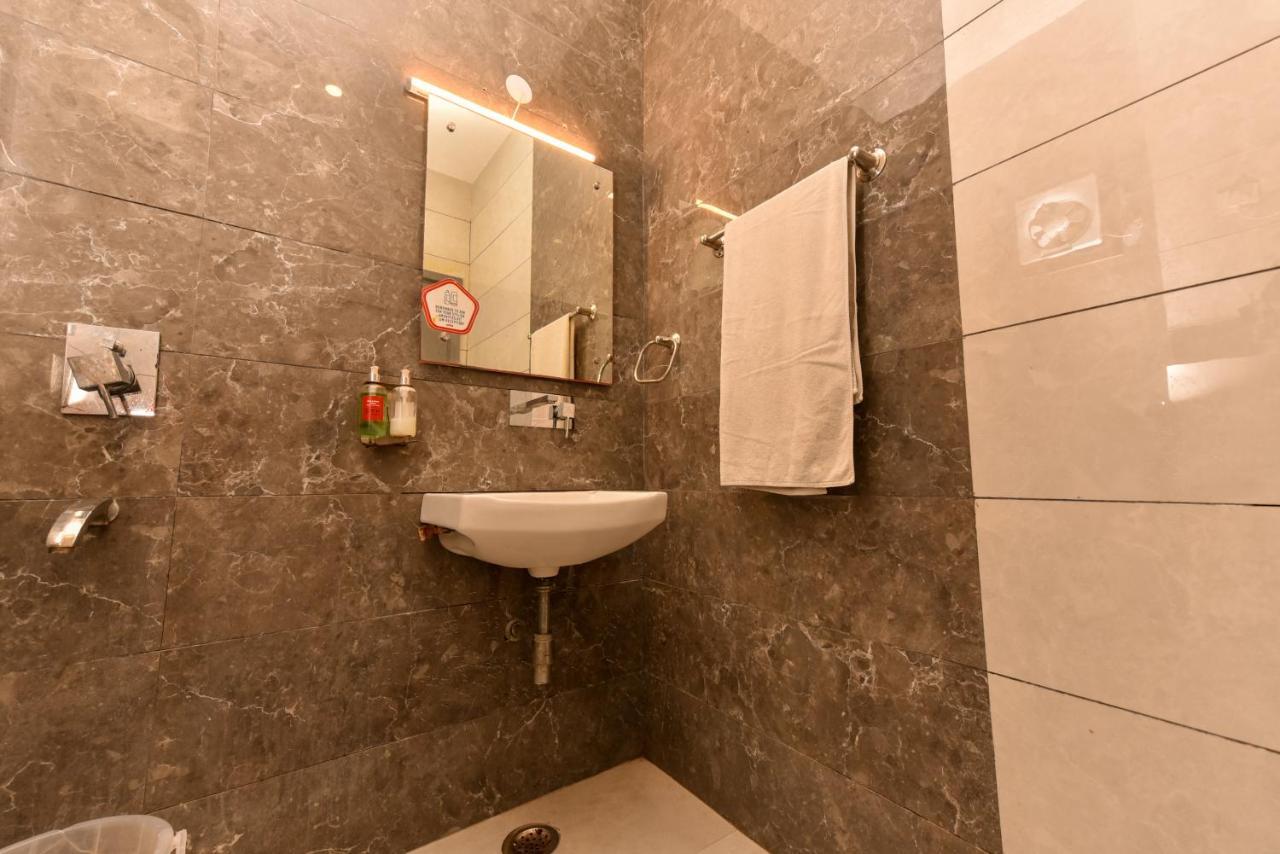 Hotel Red Saffron New Delhi Exterior photo